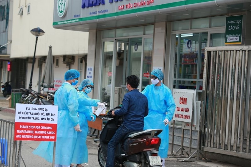 Bệnh viện Bạch Mai áp dụng các biện pháp khử khuẩn nghiêm ngặt với người ra, vào bệnh viện.