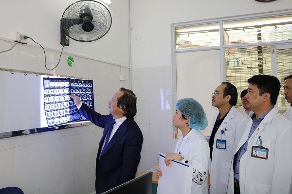 PGS.TS Nguyễn Viết Nhung và các bác sĩ bệnh viện Phổi Trung ương kiểm tra phim chụp cho một người bệnh mắc lao