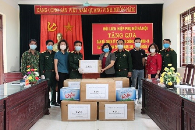 Đồng chí Lê Thị Thiên Hương, Phó Chủ tịch Hội LHPN Hà Nội thay mặt đoàn công tác tặng trang thiết bị y tế cho Trung đoàn Pháo binh 58.