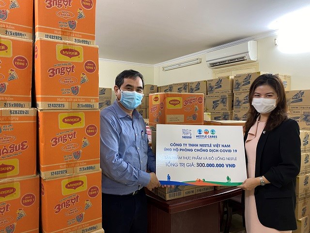 Đại diện Nestle' Việt Nam trao bảng tượng trưng ủng hộ Bộ NN-PTNT.