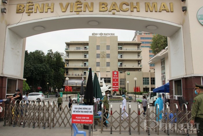 Bệnh viện Bạch Mai thực hiện cách ly toàn bệnh viện để đẩy mạnh phòng, chống Covid-19.
