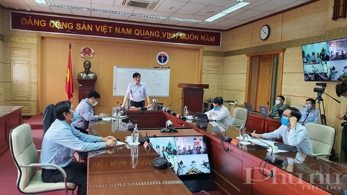 Thứ trưởng Bộ Y tế Nguyễn Thanh Long chủ trì hội nghị trực tuyến.