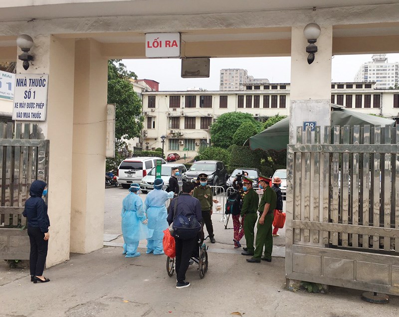 Cổng vào số 2 tại bệnh viện Bạch Mai dành riêng cho bệnh nhân chạy thận.