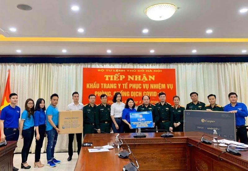 Đồng chí Chu Hồng Minh-Phó Bí thư Thường trực Thành đoàn Hà Nội và đại diện đơn vị tài trợ trao tặng Bộ tư lệnh Thủ đô các vật tư phục vụ công tác phòng chữa bệnh