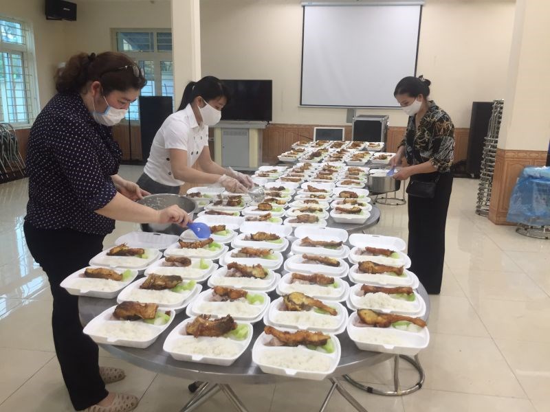 Các cán bộ, hội viên Hội LHPN Hoàng Mai tham gia hỗ trợ chuẩn bị các suất ăn tại Ban chỉ huy Quân sự Quận