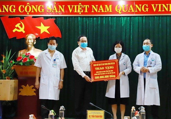 Chủ tịch UBTƯ MTTQ Việt Nam Trần Thanh Mẫn tặng bệnh viện đa khoa tỉnh Hòa Bình phòng điều trị, cách ly áp lực âm trị giá 500 triệu đồng