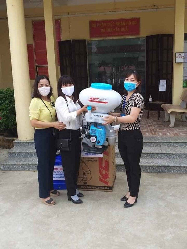 Một hội viên Hội LHPN Quốc Oai đã trao tặng 2 máy phun khử trùng tới UBND xã Hoà Thạch, Quốc Oai ủng hộ công tác phòng, chống dịch Covid của địa phương