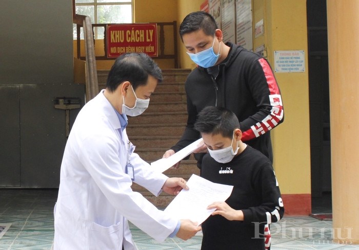 Bác sĩ TTYT huyện Thanh Miện, Hải Dương trao quyết định công bố khỏi bệnh cho bệnh nhi 11 tuổi mắc Covid-19.