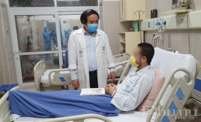 PGS.TS Nguyễn Văn Chi - Trưởng Khoa Cấp cứu A9 chúc mừng bệnh nhân đã nhanh chóng bình phục sau khi được can thiệp kỹ thuật hiện đại, tiên tiến.