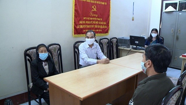 Cụ Nguyễn Thị Thơm – 83 tuổi, trú tại thôn Phương Nhị, xã Liên Ninh đã đến Ban thường trực UBMTTQ huyện Thanh Trì ủng hộ 10 triệu đồng, là số tiền tiết kiệm của mình để chung tay phòng chống đại dịch COVID-19