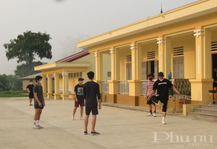 Một nhóm nam giới chơi đá cầu trong khu cách ly vui vẻ, thoải mái.