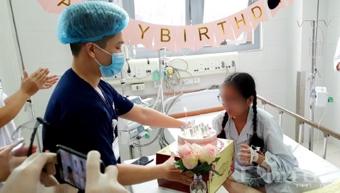 Chia sẻ niềm vui nhân ngày sinh nhật cùng bệnh nhân Huyền M tại BV Bạch Mai, trong một thời khắc không thể quên - BV thực hiện phong tỏa để phòng ngừa dịch Covid-19.