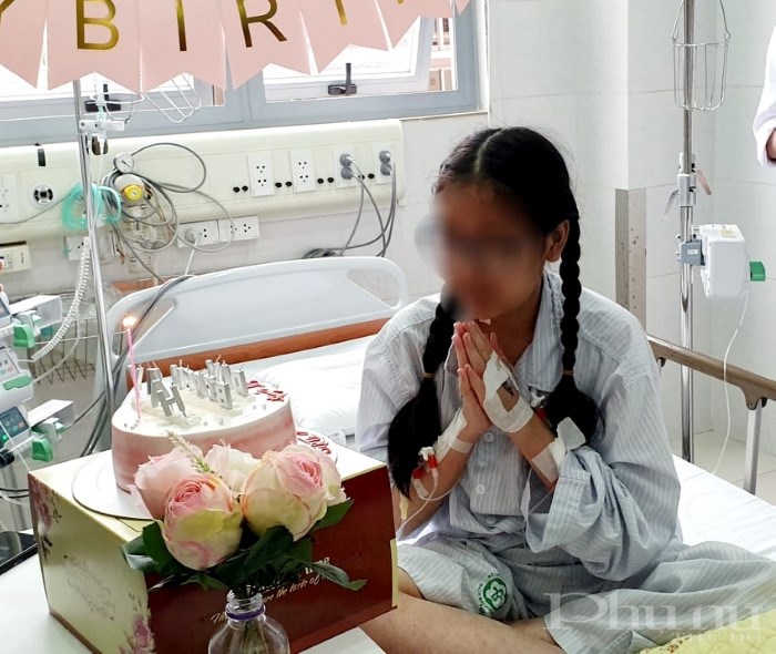 Bệnh nhân Huyền M hạnh phúc thổi nến trong sinh nhật lần thứ 18 đặc biệt và đáng nhớ trong cuộc đời mình.