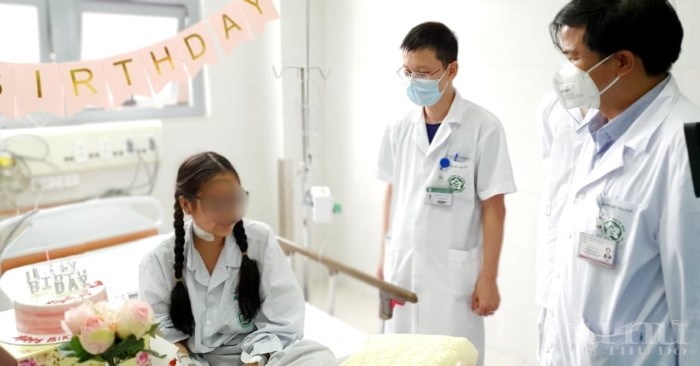 Các bác sĩ BV Bạch Mai thăm, chúc mừng sinh nhật và mong bệnh nhân Huyền M mau bình phục.