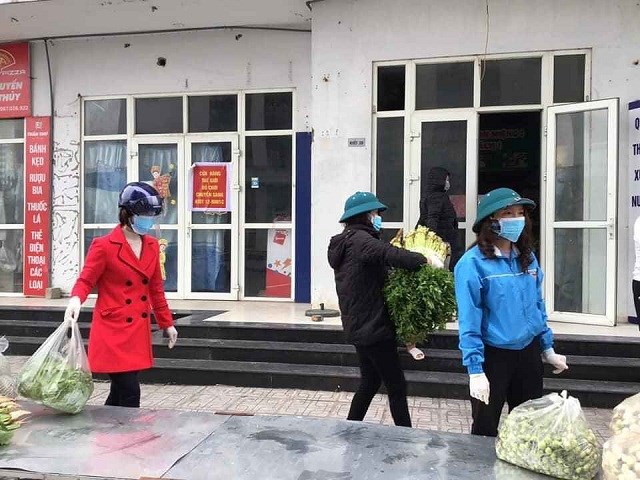 Sáng 01/4/2020, Hội LHPN huyện Thanh Oai phối hợp tiếp tế nhu yếu phẩm cho người dân bị cách ly ở khu đô thị Thanh Hà.