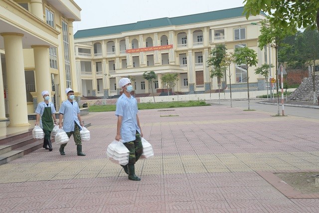 Các chiến sĩ trường Quân sự, Bộ Tư lệnh Thủ đô vận chuyển suất ăn cho công dân trong khu cách ly.