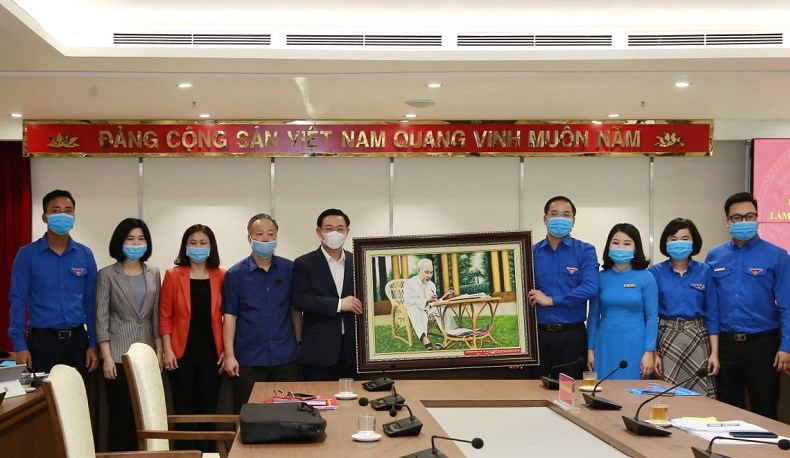 Bí thư Thành ủy Vương Đình Huệ trao tặng bức tranh Chủ tịch Hồ Chí Minh cho Ban Chấp hành Đoàn TNCS Hồ Chí Minh thành phố Hà Nội.