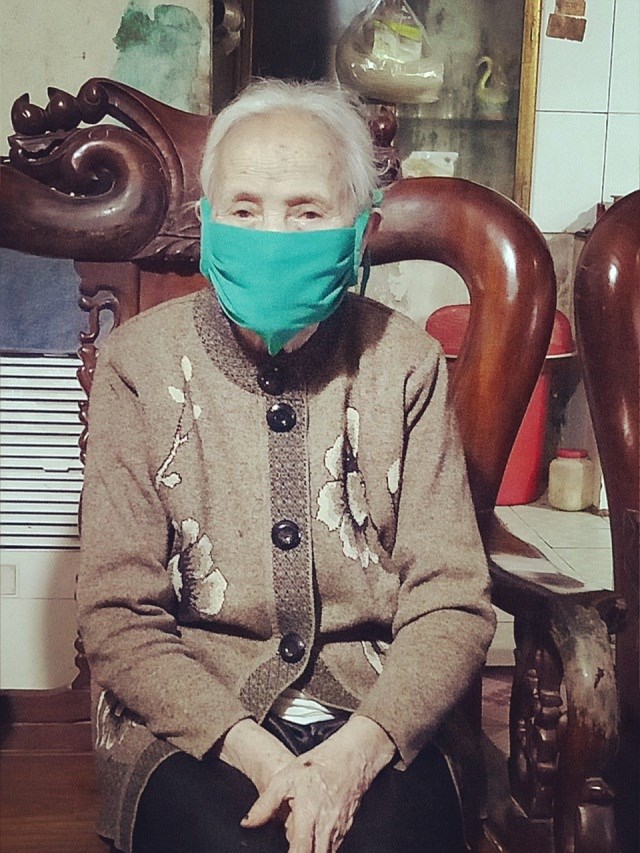 Cụ bà Vương Thị Sinh muốn góp sức nhỏ bé vào công tác phòng chống dịch bệnh vì sự yên bình của cộng đồng.