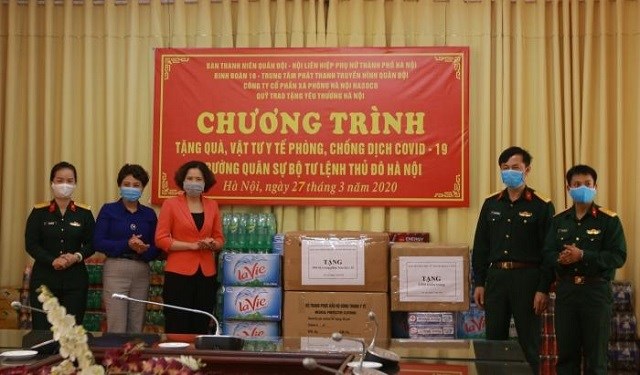 Chủ tịch Hội LHPN Hà Nội Lê Kim Anh thay mặt Hội LHPN Hà Nội trao tặng thiết bị, vật tư y tế cho dại diện trường Quân sự, Bộ Tư lệnh Thủ đô.