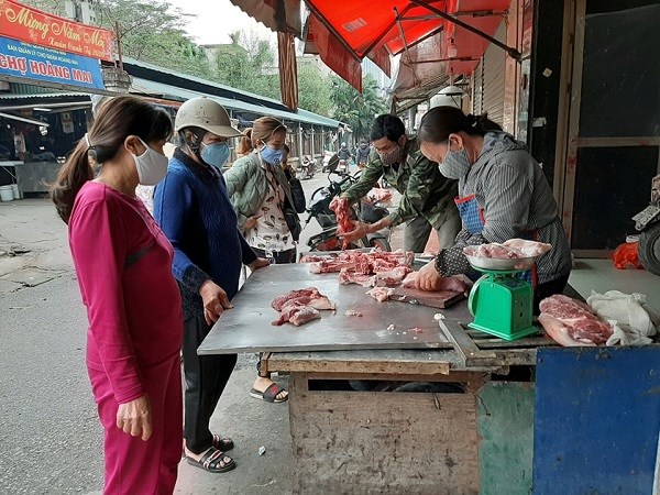 Giá thịt lợn thành phẩm luôn có độ trễ giảm giá hơn so với giá lợn hơi. Ảnh: Thùy Linh
