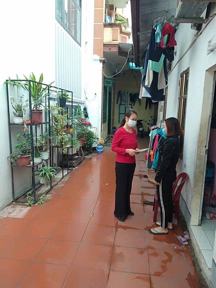 Chị Lê Thị Nhài- Chủ nhà trọ thôn Bầu, xã Kim Chung đến thông báo việc giảm giá thuê phòng cho cho các nữ công nhân lao động nhập cư hiện đang thuê phòng tại gia đình
