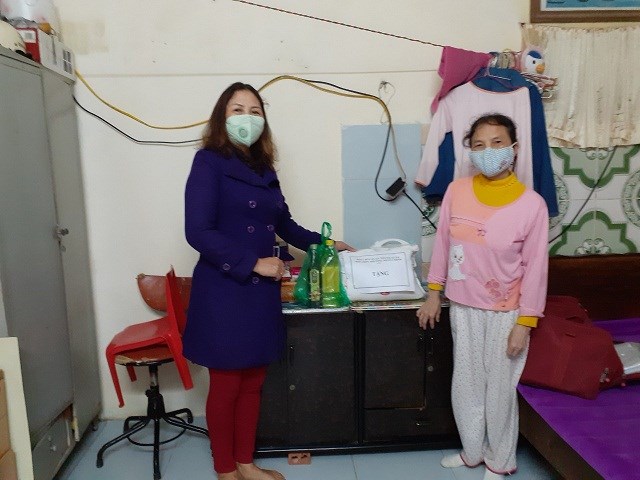 Ngày 3/4, Hội LHPN phường Nhân Chính đã tới thăm, hỗ trợ nhu yếu phẩm cho các gia đình phụ nữ khó khăn, bị mất việc làm do dịch bệnh Covid-19