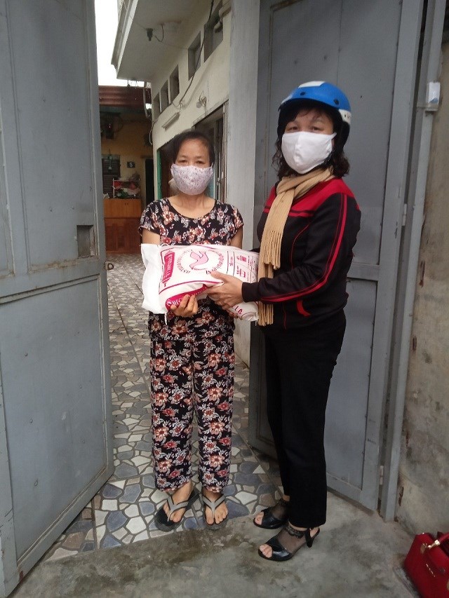 Chị Vũ Thị Thanh Thúy, Phó Chủ tịch Hội LHPN phường Khương Đình thăm, tặng quà phụ nữ khó khăn