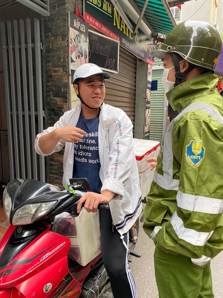 Người dân  không đeo khẩu trang bị lực lượng chức năng phường Mễ Trì (Q.Nam Từ Liêm) dừng xe để xử phạt