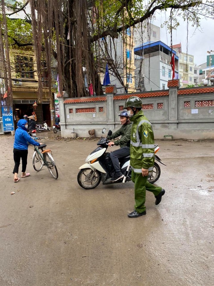 Người dân không đeo khẩu trang bị lực lượng chức năng phường Mễ Trì (Q.Nam Từ Liêm) dừng xe để xử phạt (Ảnh: P.V)