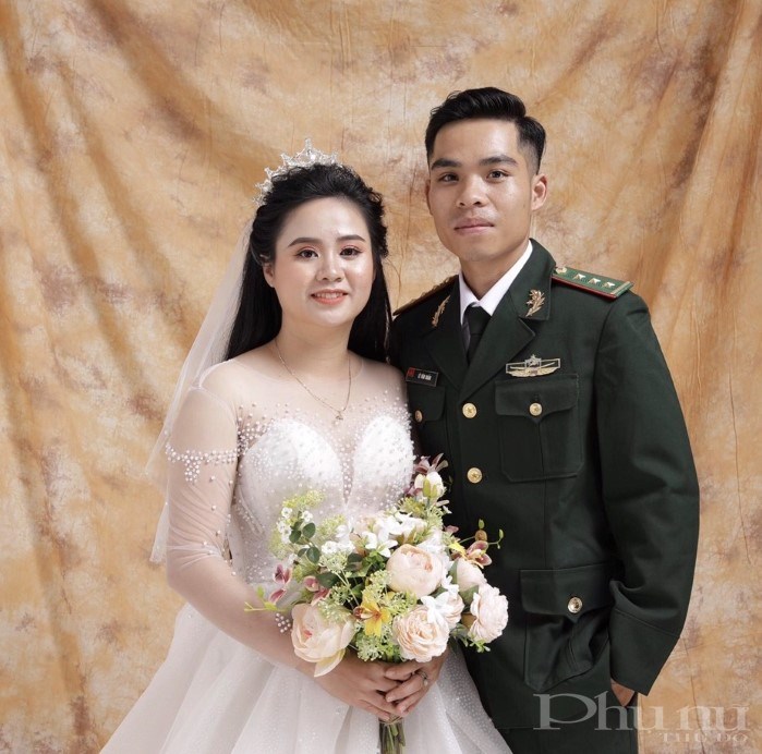 Thượng úy Lê Văn Huấn cùng vợ sắp cưới.