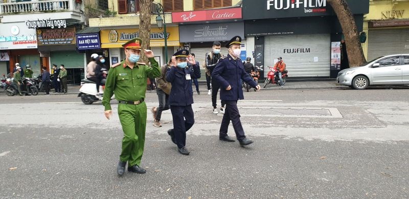 Lực lượng chức năng quận Hoàn Kiếm ra quân nhắc nhở người dân không ra đường nếu không có việc cần thiết. (Ảnh: Q.S)