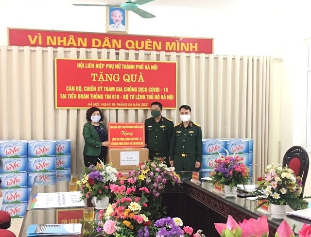 Đồng chí Lê Thị Thiên Hương, Phó Chủ tịch Hội LHPN Hà Nội gửi tặng những món quà ý nghĩa tới cán bộ, chiến sĩ Tiểu đoàn Thông tin 610