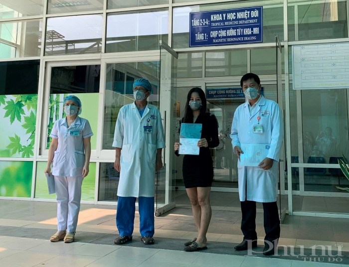 BN 122 được bác sĩ BV Đà Nẵng trao quyết định công bố khỏi bệnh.