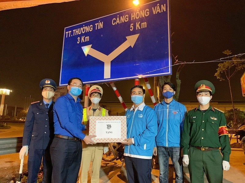 Đồng chí Nguyễn Ngọc Việt - Bí thư Thành đoàn Hà Nội làm trưởng đoàn đã đến thăm, động viên và tặng quà các đội hình thanh niên tình nguyện trực chốt tại điểm nút giao Khê Hồi, Hà Hồi, Thường Tín