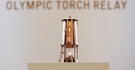 Ngọn lửa Olympic được đưa vào trong một chiếc đèn để rước qua 47 tỉnh trên toàn Nhật Bản. Ảnh: Tokyo2020.org