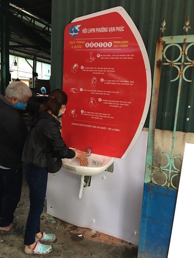 Điểm rửa tay dã chiến đặt ở các chợ- công trình của hội viên Hội LHPN quận Hà Đông