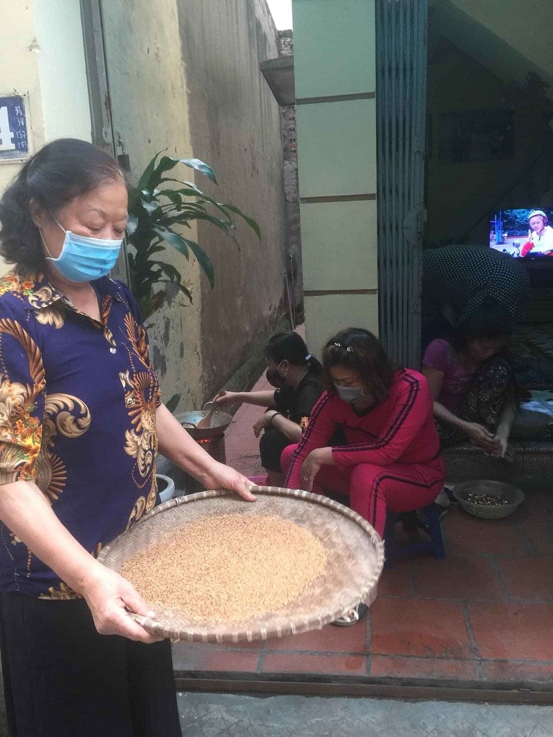 Cán bộ Hội viên cùng nhau thực hành các công đoạn của sản phẩm khoai lang kén mang thương hiệu phụ nữ Hoàng Mai
