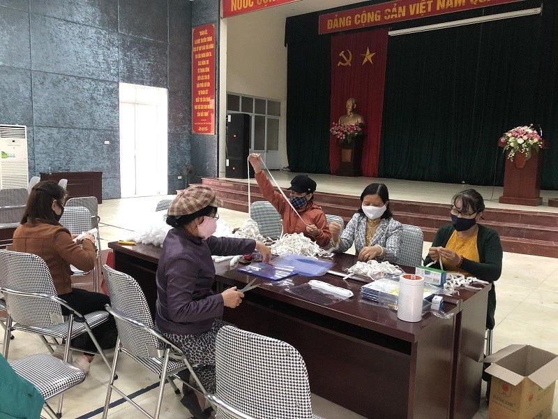 Hội phụ nữ vận động được 10 chị em là cán bộ Hội tham gia trực tiếp làm mũ chắn giọt bắn tại trụ sở UBND phường.