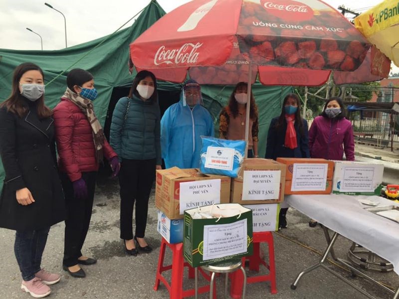 Quà tặng của các cấp Hội LHPN huyện Phú Xuyên tới tổ công tác tại chốt trực quốc lộ 1A