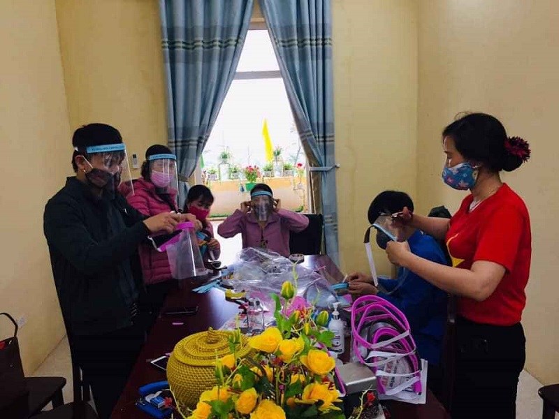 Cán bộ hội viên phụ nữ huyện Ứng Hòa tham gia làm mũ chống dịch Covid 19