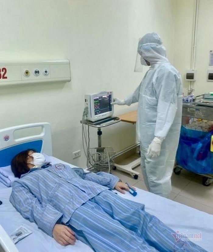 Nhân viên y tế mặc đồ bảo hộ phòng chống dịch chăm sóc cho bệnh nhân