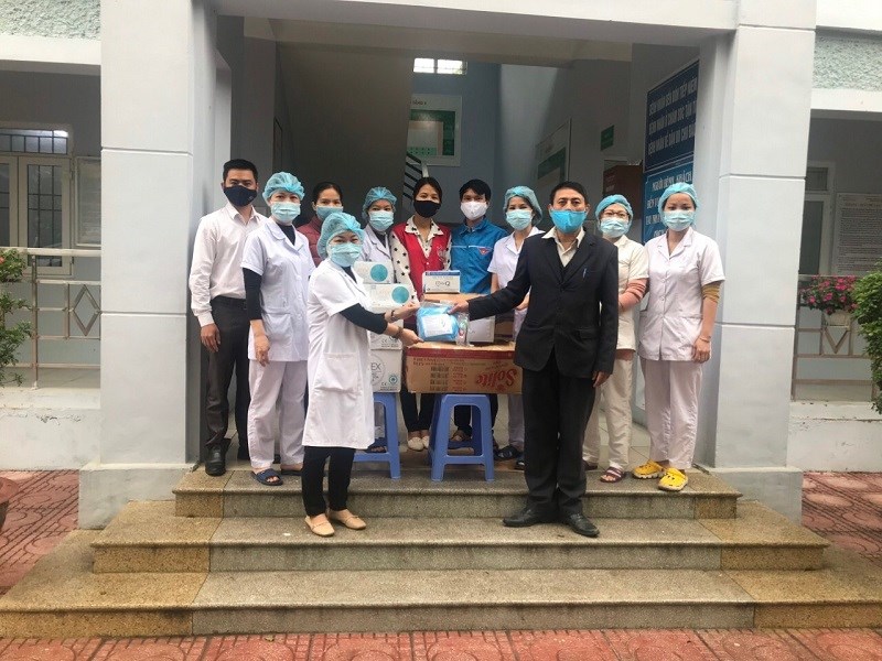 Hội LHPN xã Hạ Mỗ tặng khẩu trang, nước sát khuẩn cho trạm y tế xã