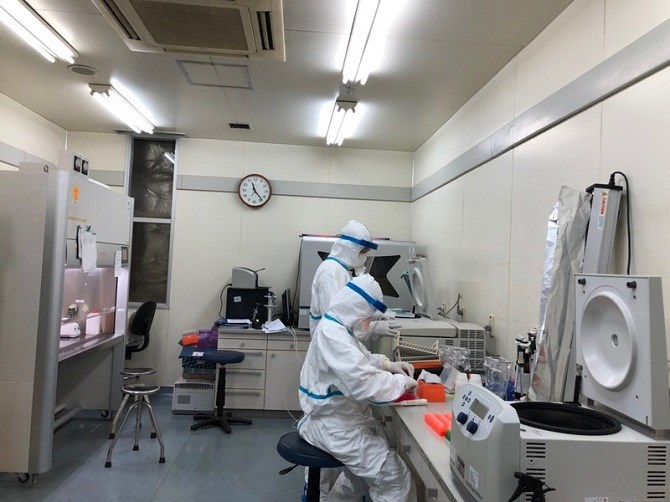 Cán bộ y tế thực hiện xét nghiệm nhanh tìm virus SARS-CoV-2 trong phòng xét nghiệm