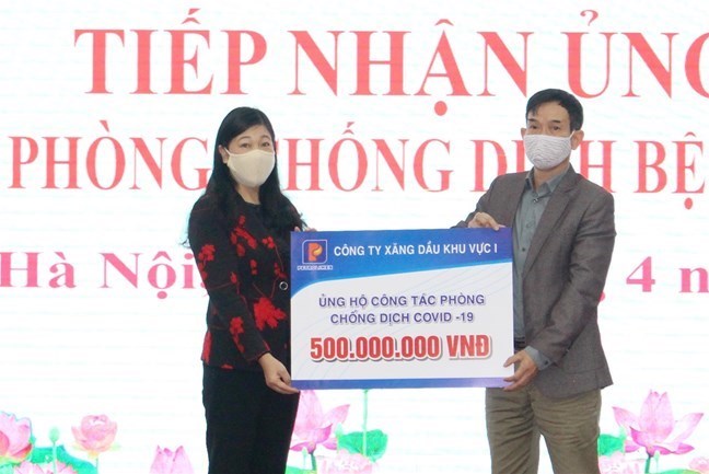 Bà Nguyễn Lan Hương Chủ tịch Ủy ban MTTQ Việt Nam Thành phố Hà Nội chủ trì buổi tiếp nhận.