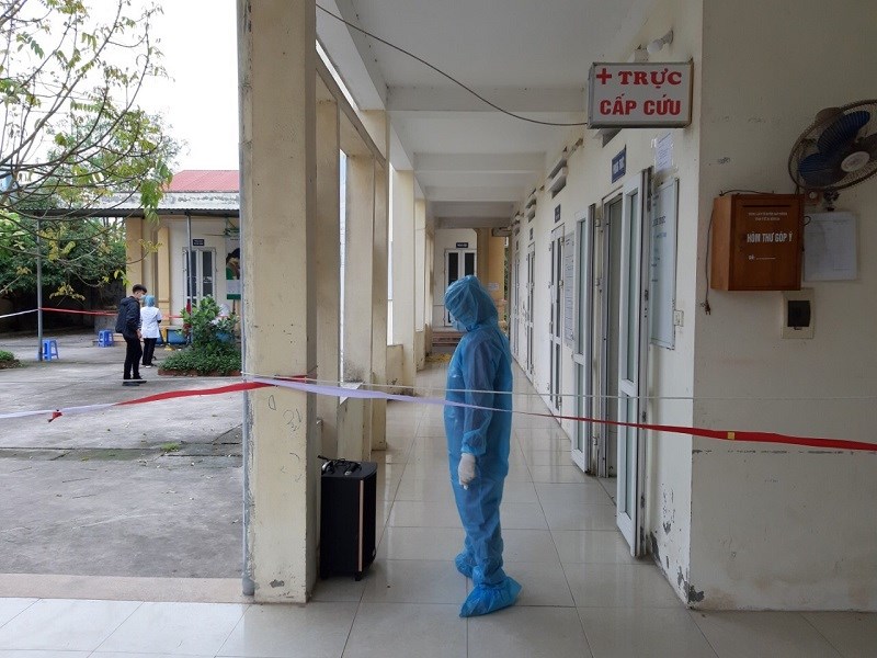 Hội LHPN xã Hồng Hà giám sát các trường hợp khám tại BV Bạch Mai đến trạm y tế xã lấy mẫu xét nghiệm.