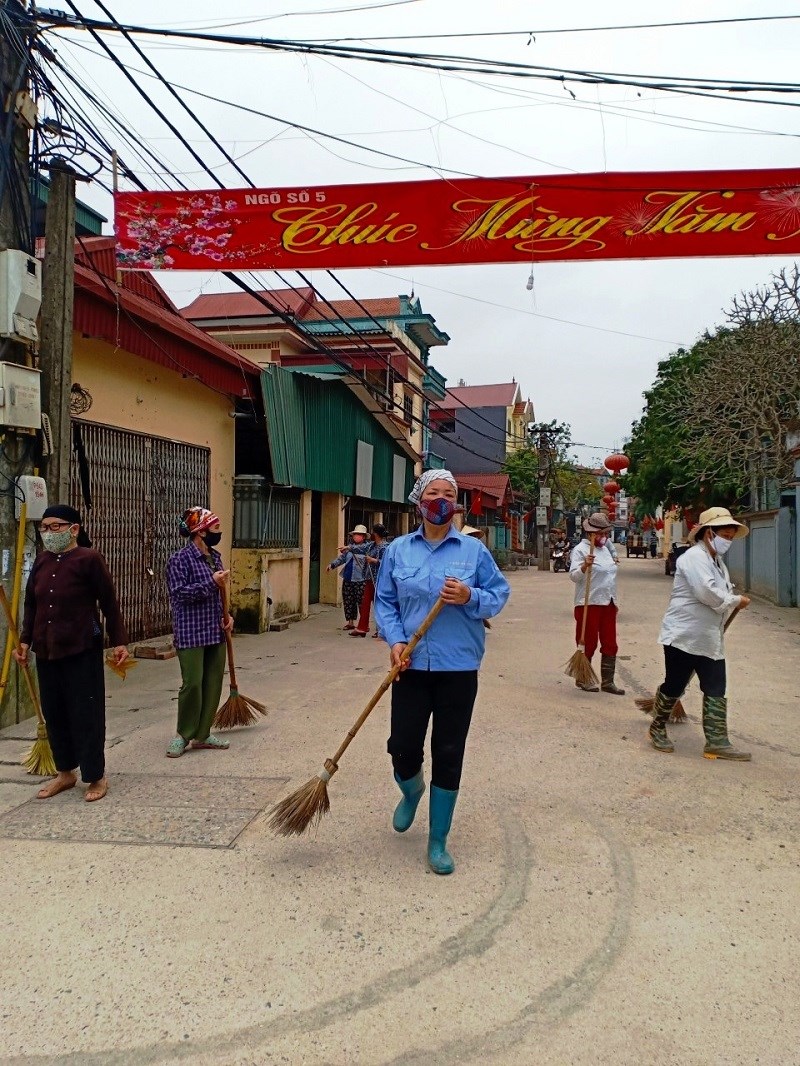 Hội viên phụ nữ tổng dọn vệ sinh đường làng, ngõ xóm để phòng chống dịch bệnh lây nhiễm.