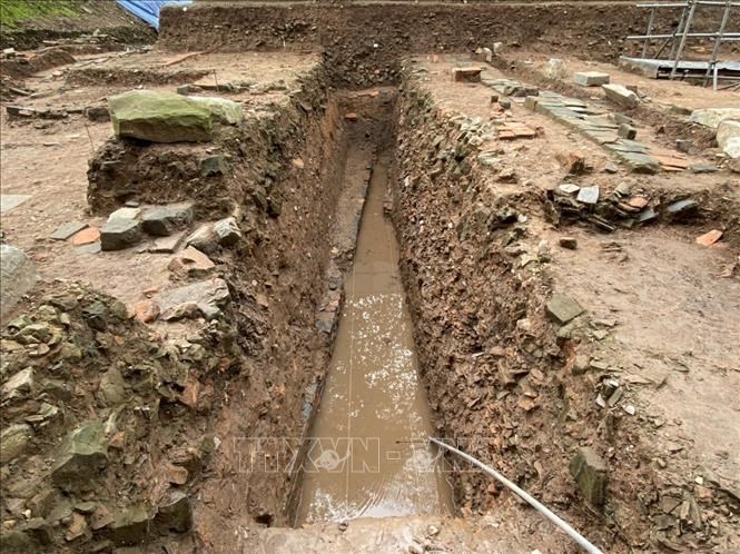 Lần đầu tiên phát hiện cống thoát nước thời Đại La thế kỷ VII-IX tại khu vực khai quật. Ảnh: TTXVN