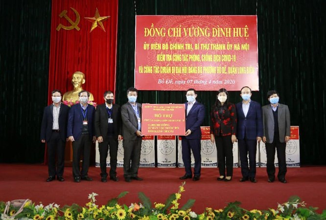 Bí thư Thành ủy Hà Nội trao tặng hỗ trợ phường Bồ Đề phòng, chống dịch COVID-19.