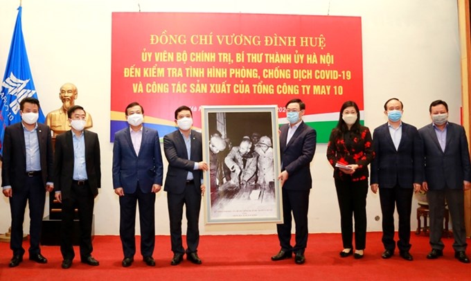 Bí thư Thành ủy Hà Nội Vương Đình Huệ tặng quà lưu niệm Tổng Công ty May 10.