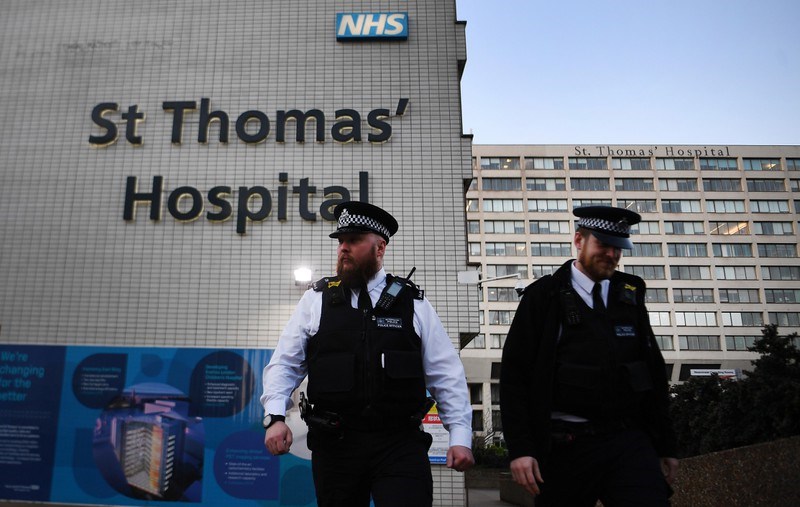 Cảnh sát vẫn túc trực bên ngoài bệnh viện St Thomas - nơi Thủ tướng Boris Johnson điều trị. Ảnh: The Sun
